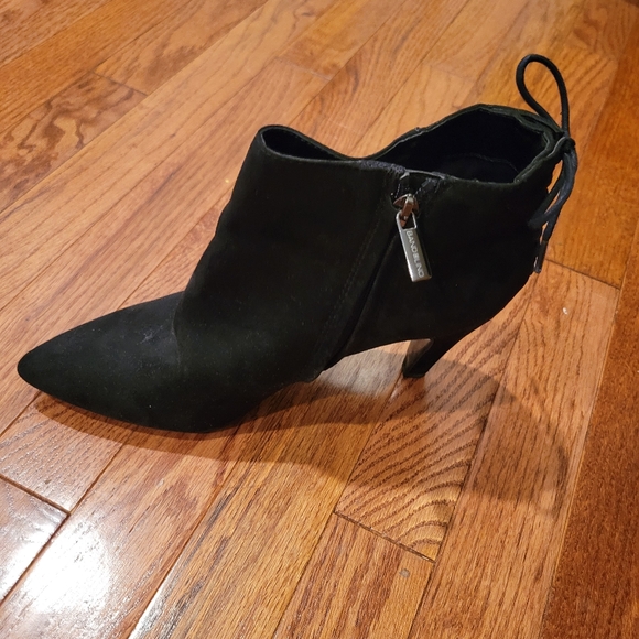 Cute suede booties with back ties. - Picture 5 of 6